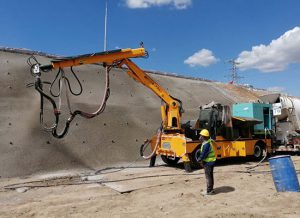 中交一公局混凝土濕噴臺車施工現(xiàn)場（2）